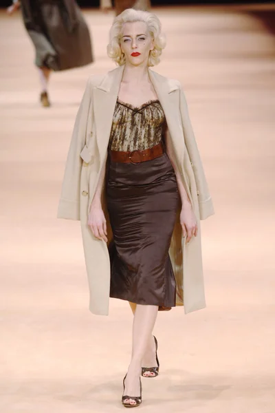 Look 16